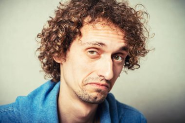 Kıvırcık adamın portresi 