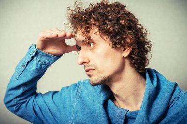Kıvırcık adamın portresi 