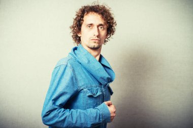 Kıvırcık adamın portresi 