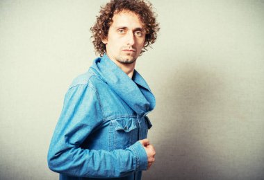 Kıvırcık adamın portresi 