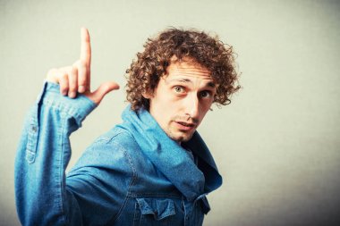 Kıvırcık adamın portresi 