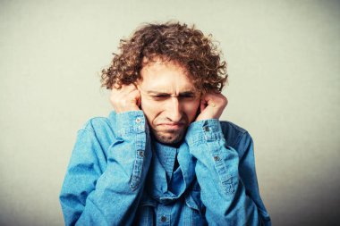 Kıvırcık adamın portresi 