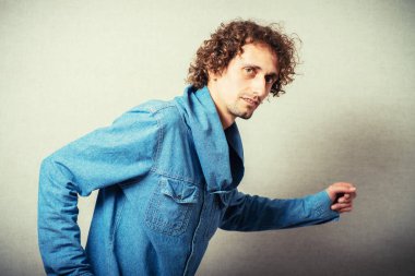 Kıvırcık adamın portresi 