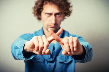 Kıvırcık adamın portresi 