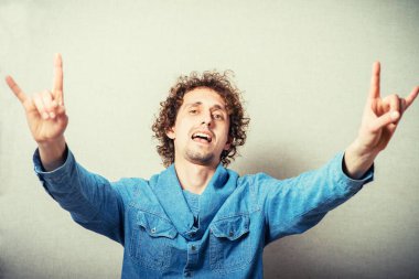 Bej arka planda poz veren kıvırcık adam