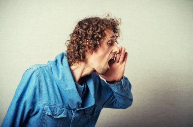 Bej arka planda poz veren kıvırcık adam