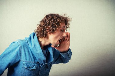 Bej arka planda poz veren kıvırcık adam