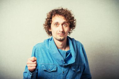 Bej arka planda poz veren kıvırcık adam