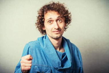 Bej arka planda poz veren kıvırcık adam