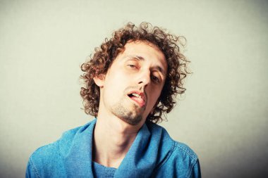 Bej arka planda poz veren kıvırcık adam