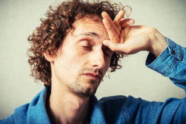 Bej arka planda poz veren kıvırcık adam