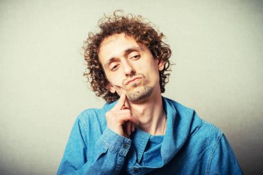 Bej arka planda poz veren kıvırcık adam