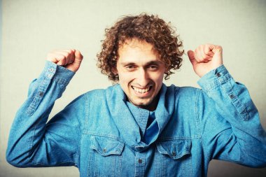 Bej arka planda poz veren kıvırcık adam