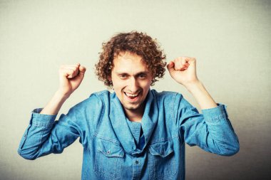 Bej arka planda poz veren kıvırcık adam