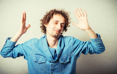 Bej arka planda poz veren kıvırcık adam