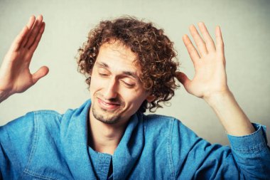 Kıvırcık adamın portresi 