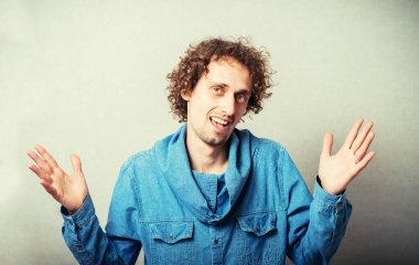 Kıvırcık adamın portresi 