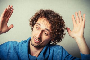 Kıvırcık adamın portresi 