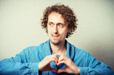 Kıvırcık adamın portresi 