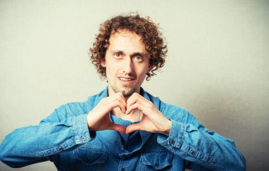 Kıvırcık adamın portresi 