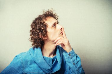 Kıvırcık adamın portresi 