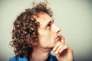 Stüdyoda poz veren adamın portresi