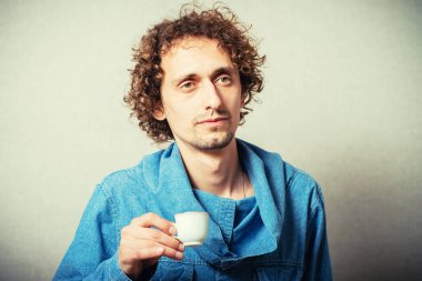 Stüdyoda poz veren adamın portresi