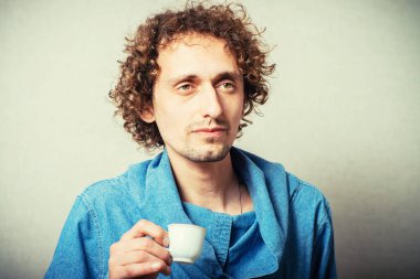 Stüdyoda poz veren adamın portresi