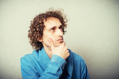 Stüdyoda poz veren adamın portresi