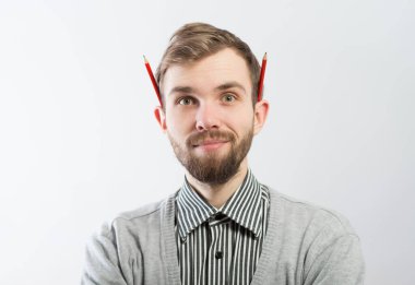 Kulağının arkasında kalem olan genç bir adam.