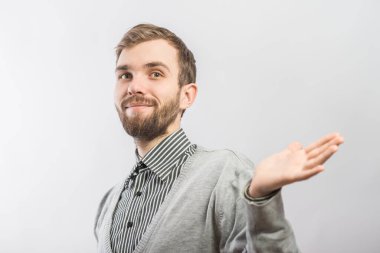 Yüzünde bir gülümseme ve kolları açık genç bir adam.