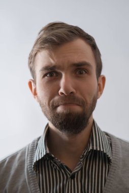 Fotoğraf stüdyosundaki kızgın genç adam.