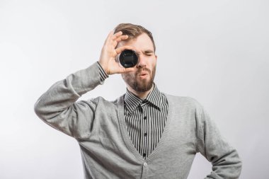 Kendini tutan genç bir adam.