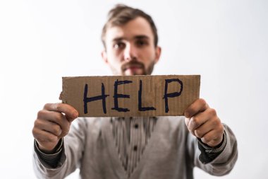 Yardım metniyle kağıt tutan adam