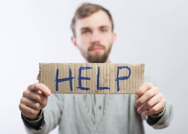 Yardım metniyle kağıt tutan adam