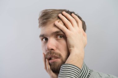 Genç adam korkmuş görünüyor.