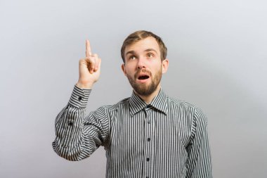 Evreka. Bir fikri olan bir adam parmağını havaya kaldırıyor.