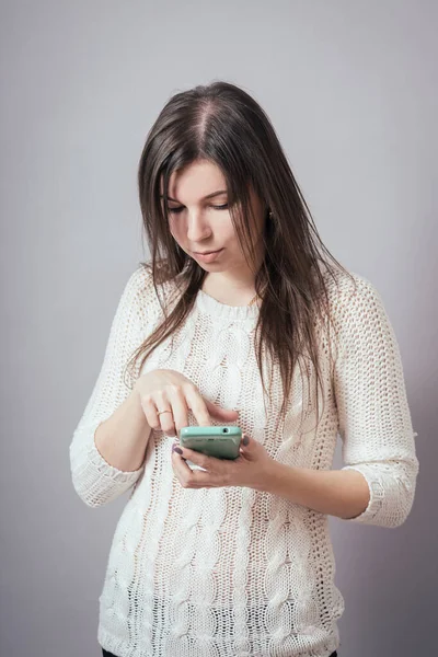 Encantadora Mujer Joven Marcar Sms Teléfono Móvil —  Fotos de Stock