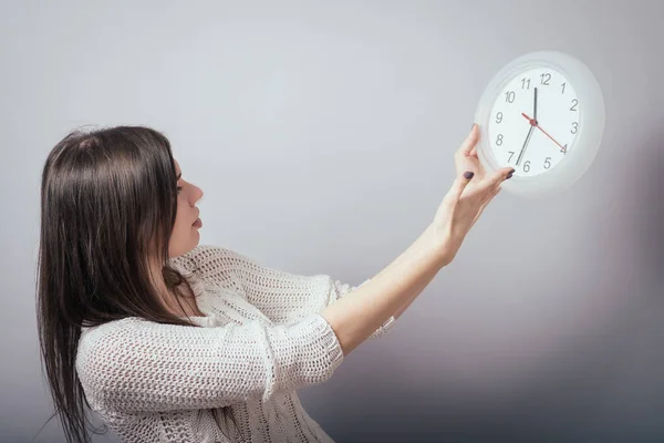 Chica Sosteniendo Reloj —  Fotos de Stock