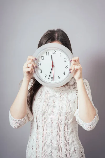 Menina Segurando Relógio — Fotografia de Stock