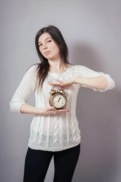 Chica Sosteniendo Reloj — Foto de Stock