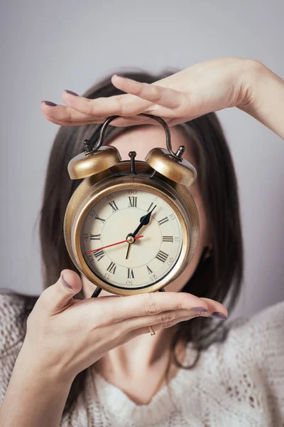 Menina Segurando Relógio — Fotografia de Stock