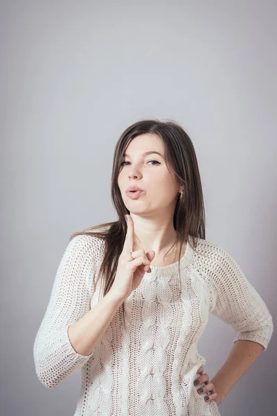 Mädchen Denken Auf Grauem Hintergrund — Stockfoto