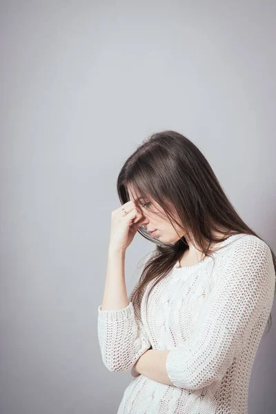 Gadis Berpikir Pada Latar Belakang Abu Abu — Stok Foto