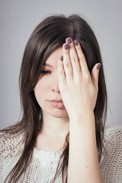 Chica Cubriendo Sus Ojos Con Mano — Foto de Stock