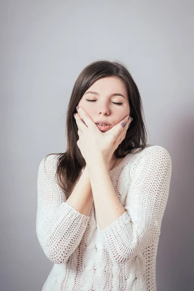 Chica Cubrió Cara Con Sus Manos —  Fotos de Stock