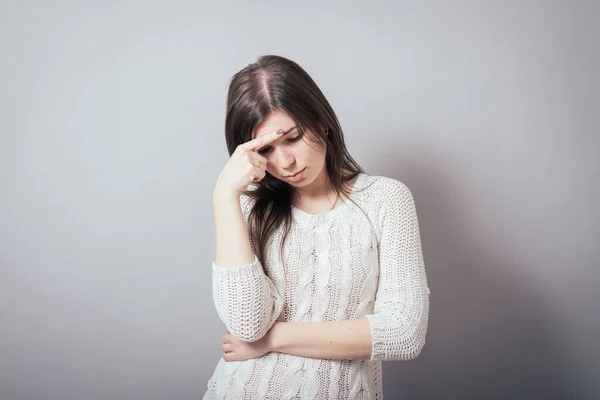 Chica Dolor Cabeza Sobre Fondo Gris — Foto de Stock