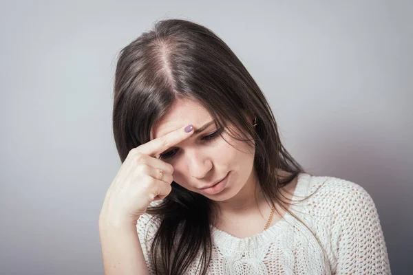 Chica Dolor Cabeza Sobre Fondo Gris — Foto de Stock