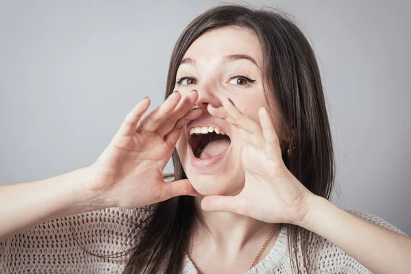 Mujer Llamando Alguien Sobre Fondo Gris —  Fotos de Stock