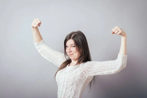 Chica Muestra Bíceps Sobre Fondo Gris — Foto de Stock